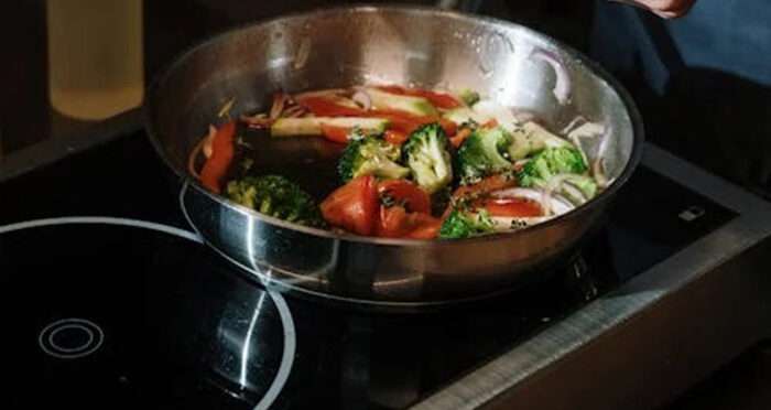 Plita Electrică vs. Plita cu Inducție: Care este soluția ideală pentru bucătăria ta profesională?